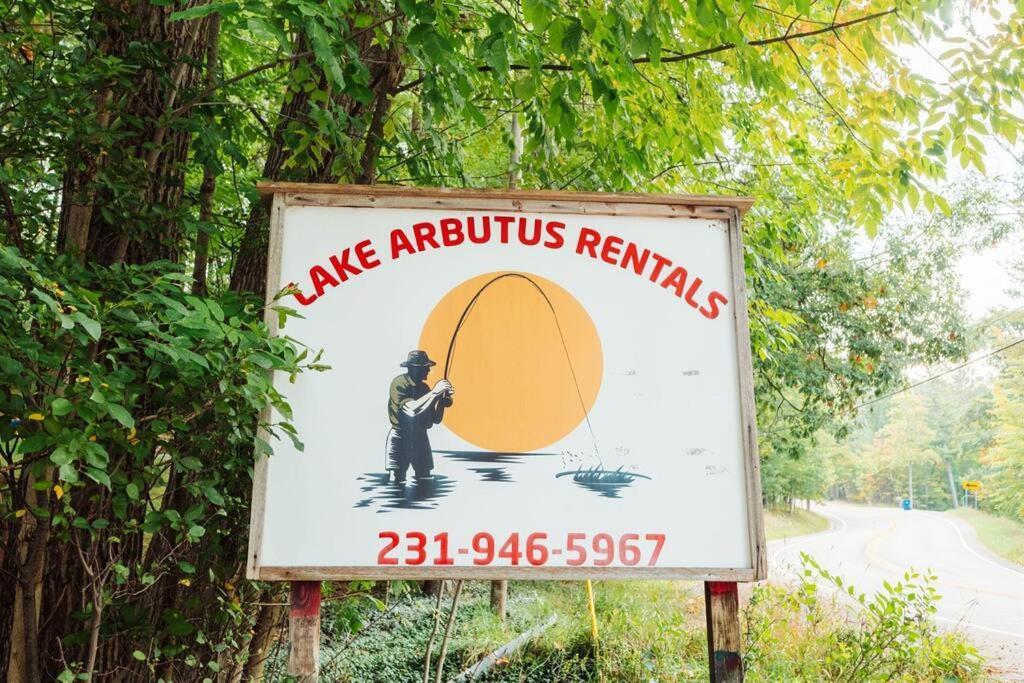 Cozy Cottage On Arbutus Lake Traverse City Ngoại thất bức ảnh